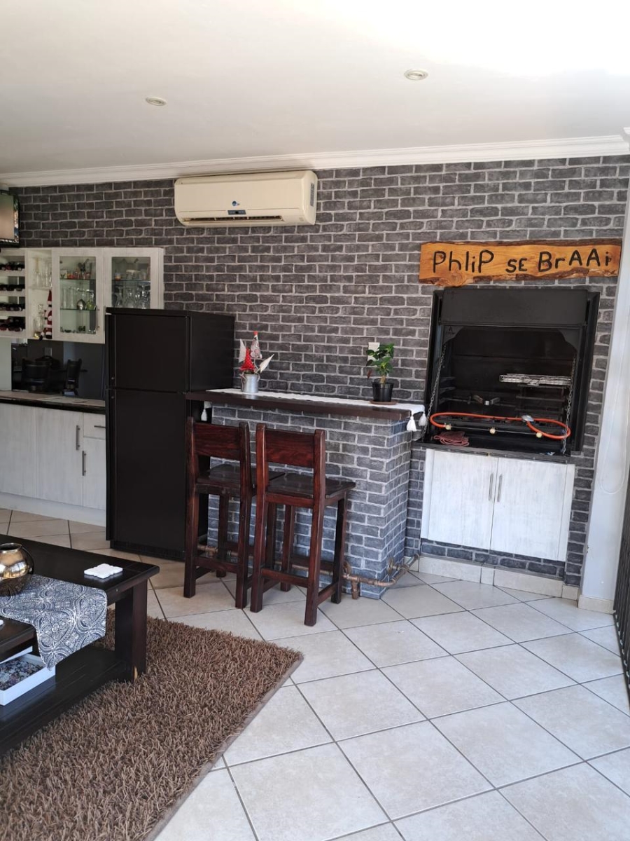 To Let 4 Bedroom Property for Rent in Melodie North West